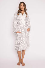 Load image into Gallery viewer, Luxe Plush Robe- Ivory

